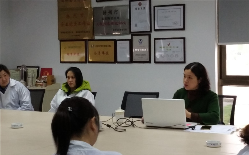 2018年4月12日下午3点,在江苏联能电子技术有限公司大会议室,由市总工会“义工教授”——扬州市妇幼保健院主任医师、扬州大学医学院徐扬副教授,为联能电子的女员工开展了女性健康知识讲座,来自公司一线生产及管理部门的30多名女员工参加了此次讲座。 此次讲座以“关爱女性健康,倡导和谐生活”为主题,讲解了女性生殖器官构造、功能和常见妇科病的种类、症状及日常保健等知识,从健康心态、科学锻炼、合理膳食等方面入手,通过举例子、讲事实、深入浅出地、形象讲解了如何预防妇科疾病,倡导人们养成科学、文明、健康的生活方式,引导人们关爱自己,关注健康,定期做妇科检查,预防疾病发生。讲座现场严肃活泼,受到了广大女员工的欢迎